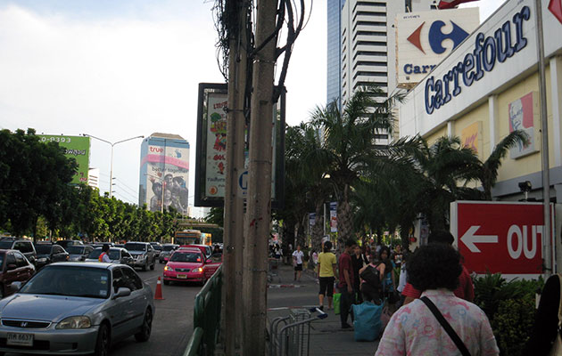 タイから撤退したショッピングセンターのカルフール