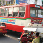 ヤワラートの街中を走る赤バス