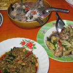 タイ人家庭の晩御飯は大皿で食べる