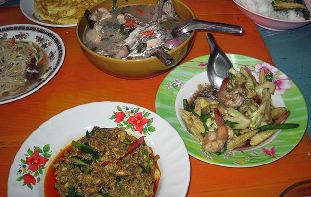 タイ人家庭の晩御飯は大皿で食べる