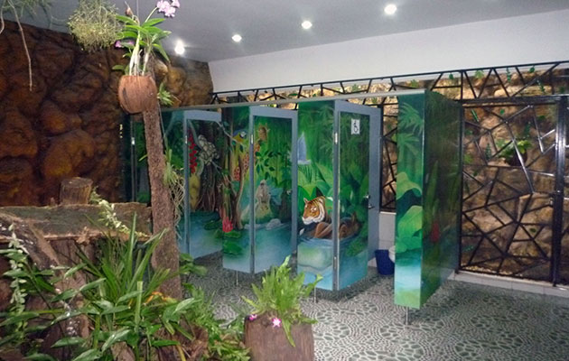 サファリパーク内の面白いデザインのトイレ