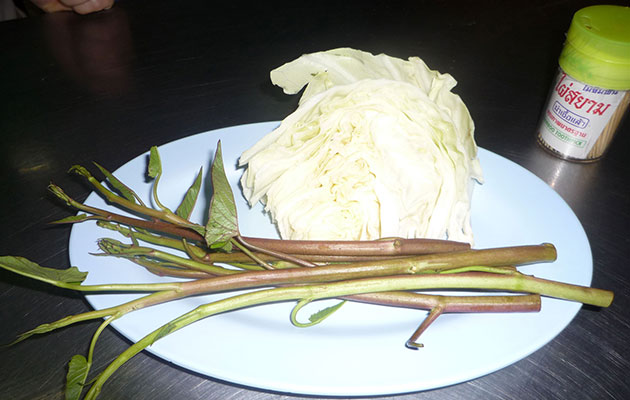 イサーン料理には必ず付いてくる生野菜
