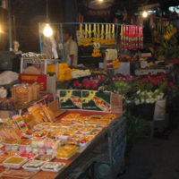 タイの夜に開かれる市場の雰囲気