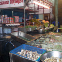 生の海鮮食材を店頭におく屋台