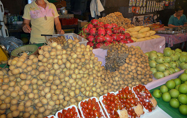 バンコクの市場で見かけた新鮮な果物を売る八百屋