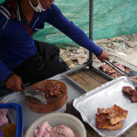 豚の焼肉をソイで売る移動式屋台