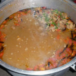 タイの市場では大鍋で煮込まれたトムヤムが売られている