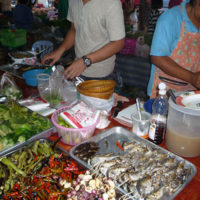 タイ料理を惣菜として作って売る市場の店
