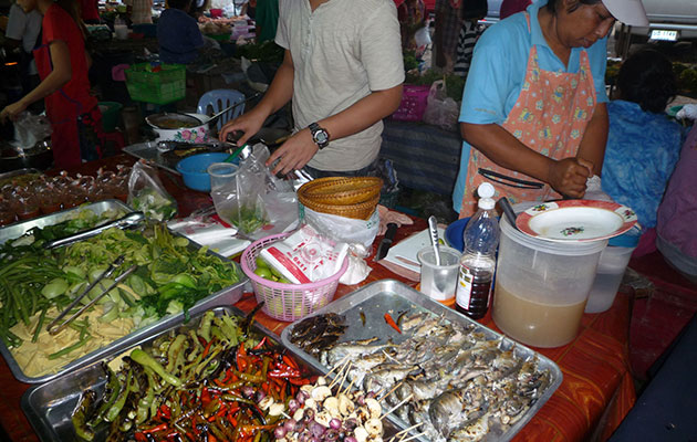 タイ料理を惣菜として作って売る市場の店