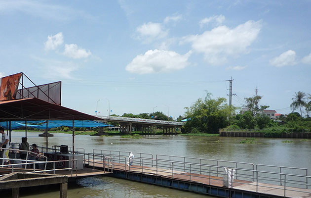 川の上に建てられた水上レストランと田舎の景色